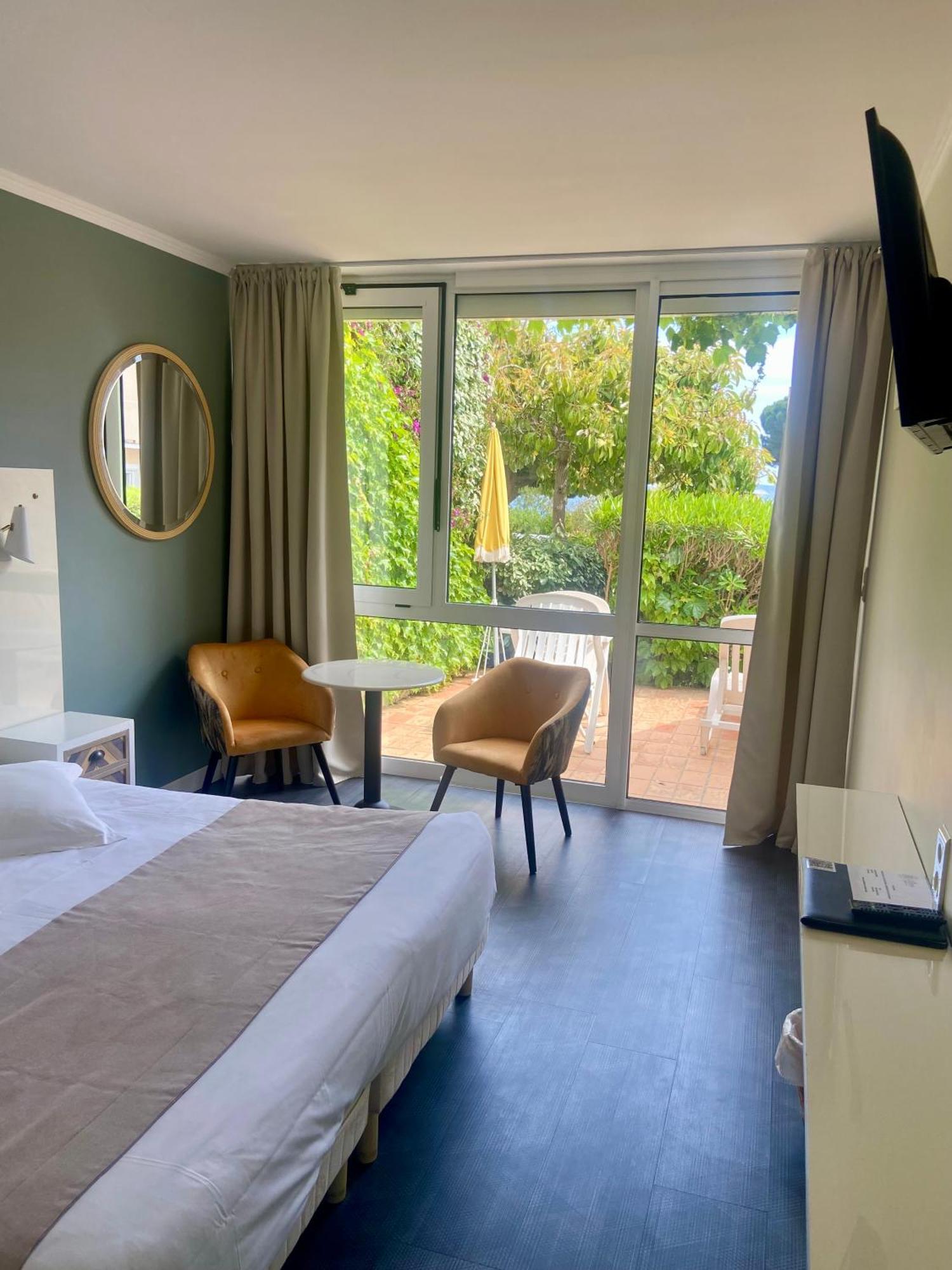Hotel Les Alcyons Le Lavandou Exterior foto