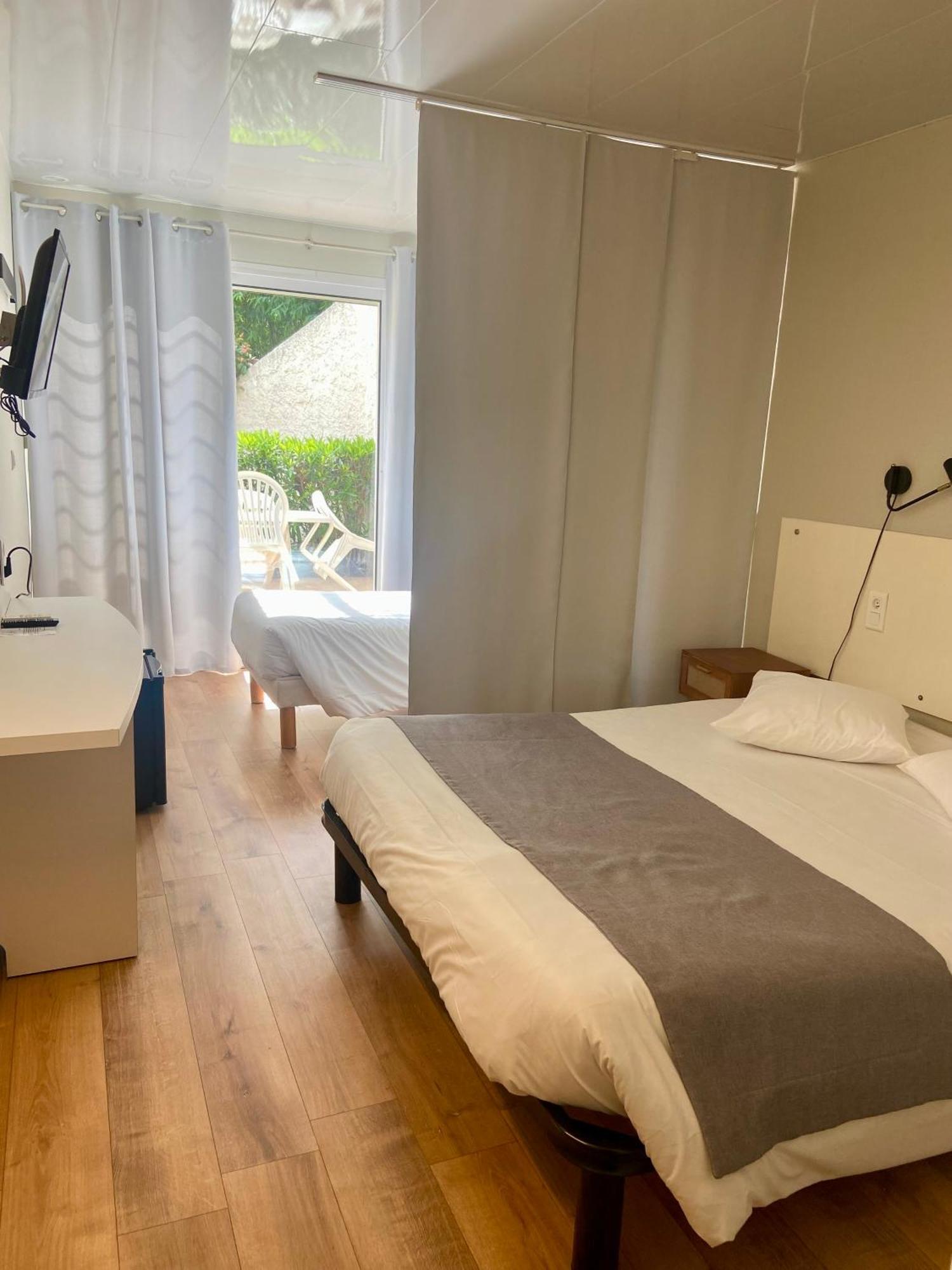 Hotel Les Alcyons Le Lavandou Exterior foto