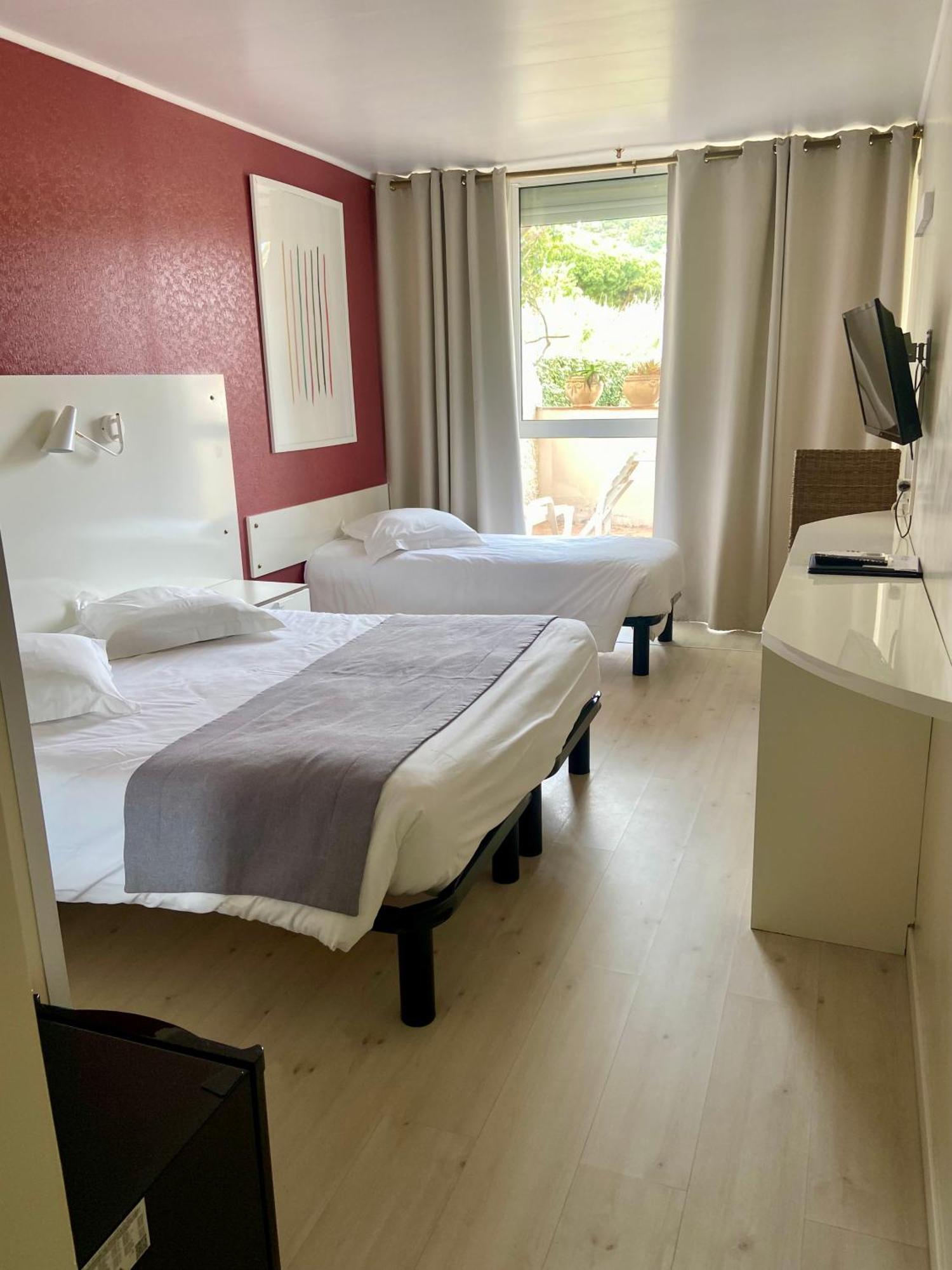 Hotel Les Alcyons Le Lavandou Exterior foto